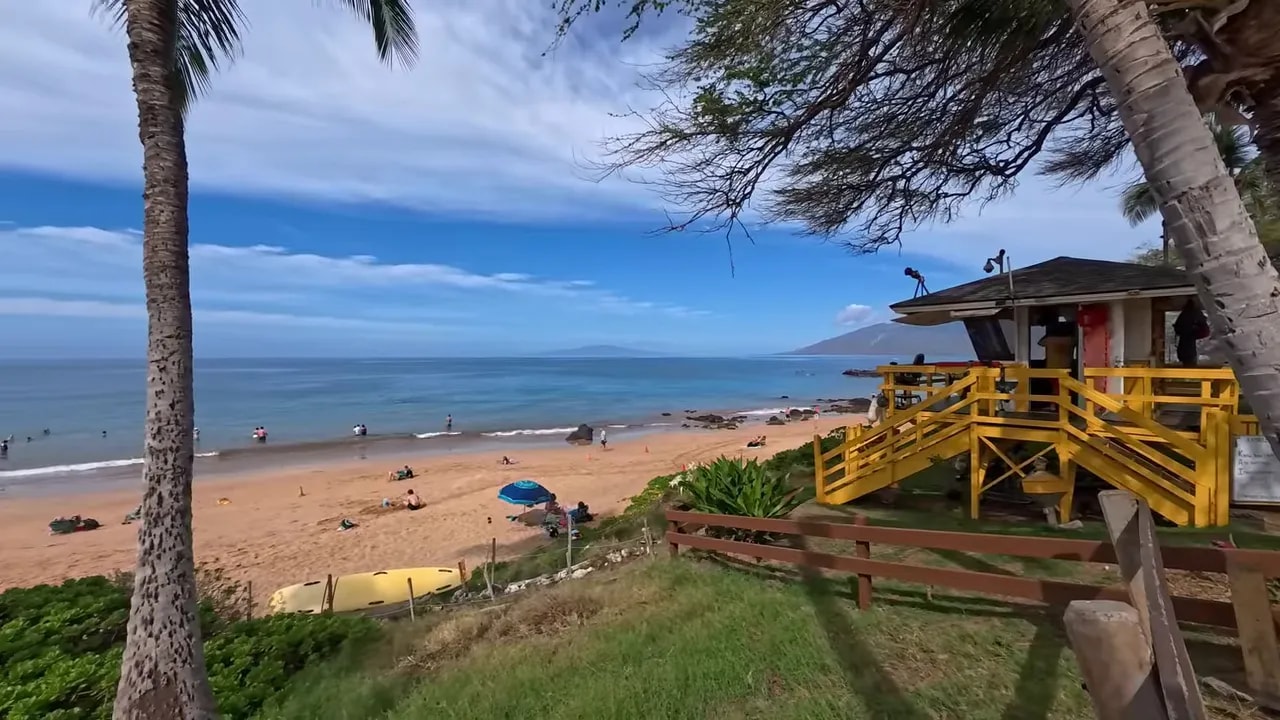 Lifeguard tower beside the sandy shoreline at Kamaole Beach Park